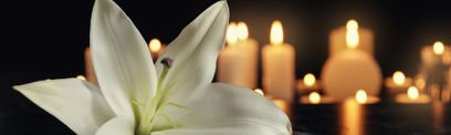 Bosse Bestattungen, weiße Lilien und Kerzen